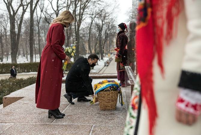 Владимир и Елена Зеленские оставили цветы у памятника Тараса Шевченко