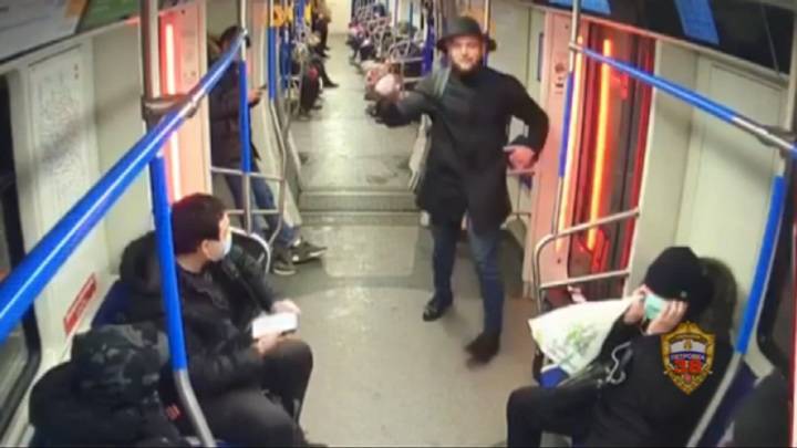 Певец избил пассажира московского метро за просьбу выключить микрофон