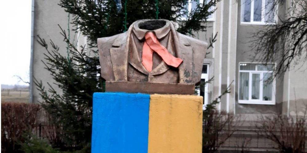 Памятник Шевченко под Ивано-Франковском обезглавили пьяные молодые люди: им грозит до четырех лет тюрьмы