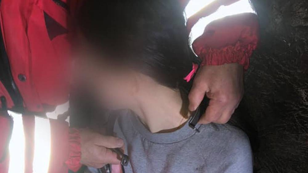 Не могли снять металлический ошейник: в Киеве девушка попала в неприятную ситуацию