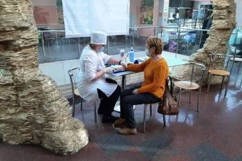 Москвичей начали прививать против коронавируса прямо в торговых центрах