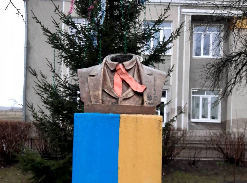 Памятник Шевченко на Прикарпатье обезглавила пьяная молодежь