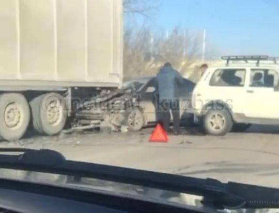 В Кемерове произошло тройное ДТП с участием грузовика