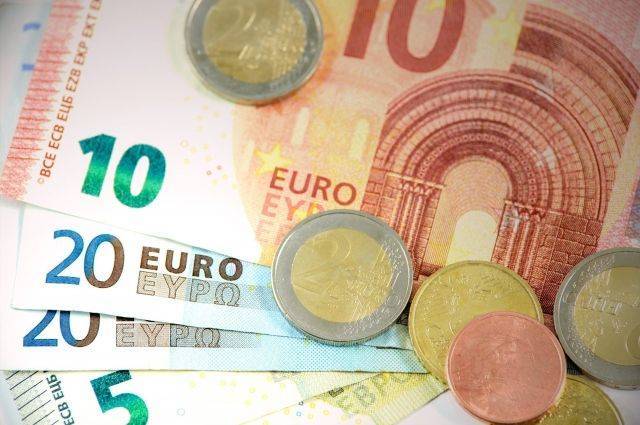 Курс евро упал ниже 88 рублей впервые с сентября 2020 года