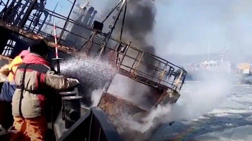Несколько дней у берегов Владивостока спасают терпящий бедствие корабль