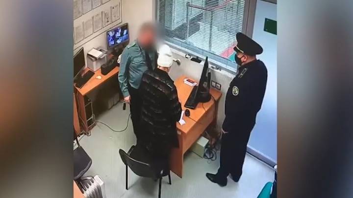 ЧП. Таможенник в казанском аэропорту попался на взятке. Видео