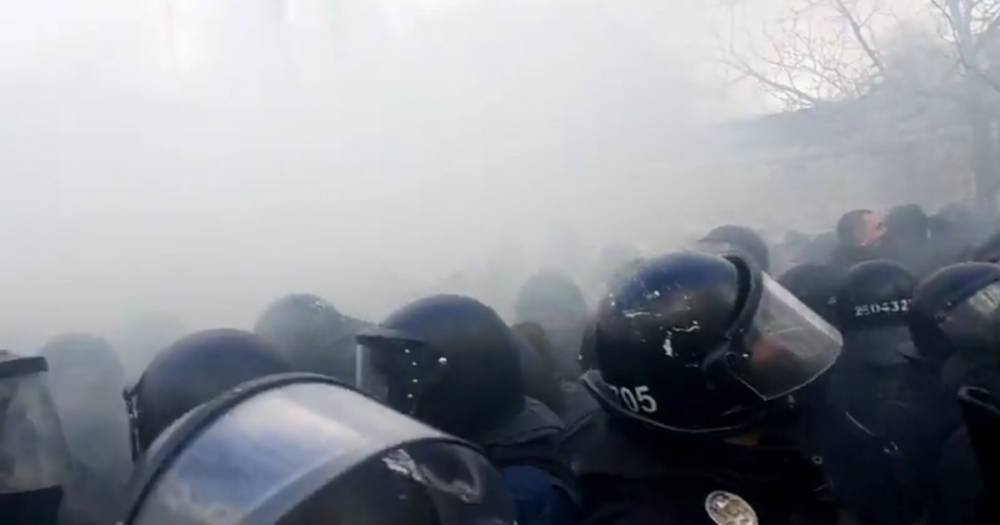 В Киеве под судом произошли стычки между полицей и сторонниками Антоненко (фото, видео)