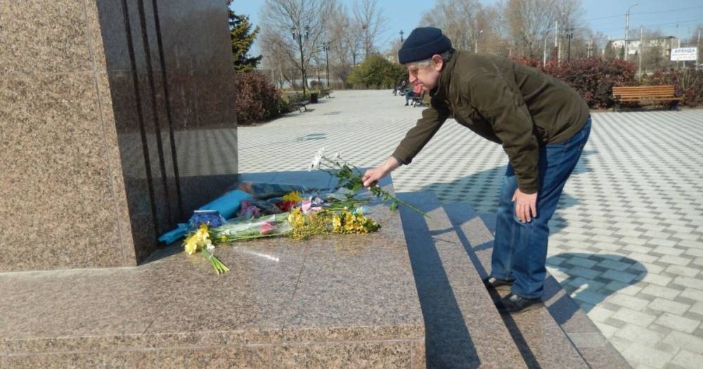 К памятнику Тарасу Шевченко в оккупированном Севастополе возложили цветы в цветах украинского флага (фото)