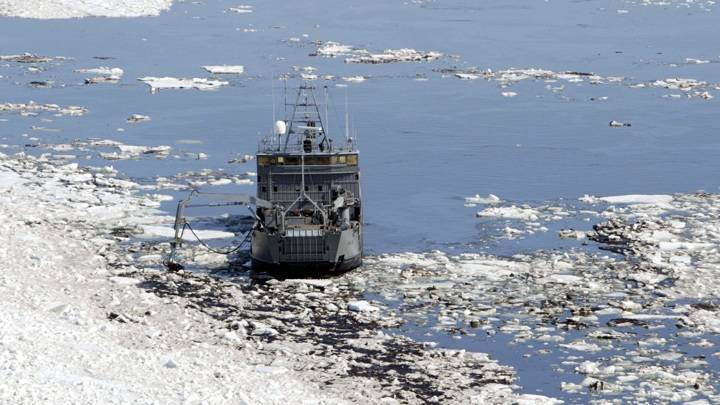 Российские военные бросили на борьбу с паводком ледокол