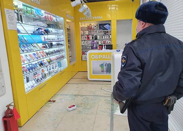 "Это реально ребенок": Неизвестный ограбил магазин Связной в Екатеринбурге на 180 тысяч рублей