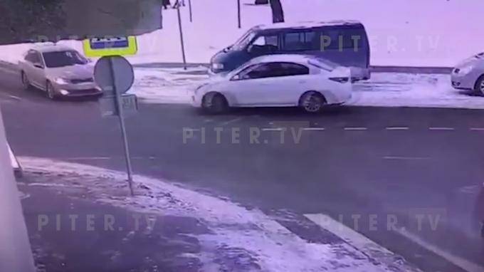 Видео: на перекрестке Курляндской и Циолковского столкнулись две иномарки