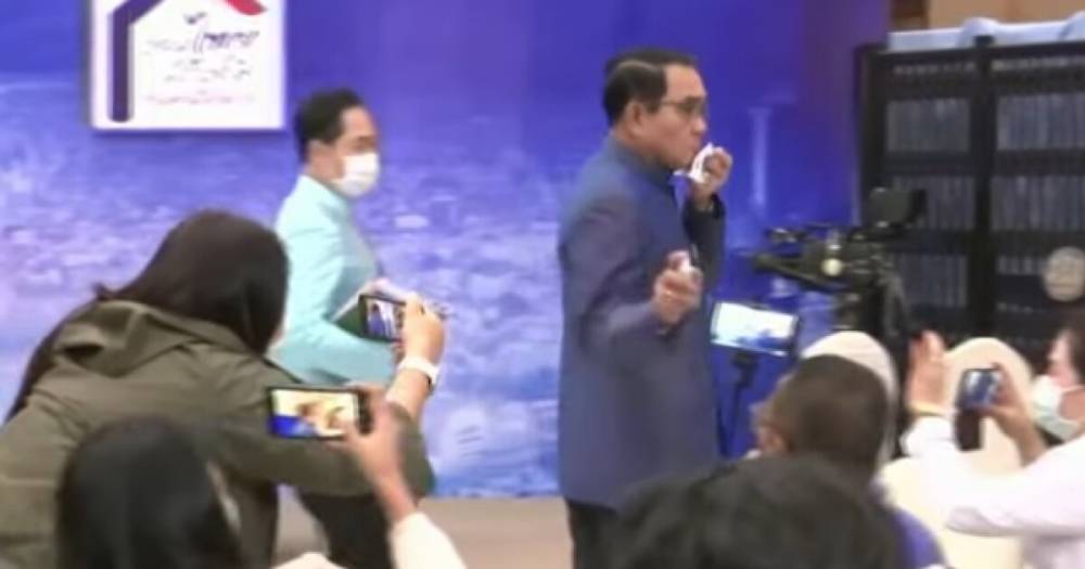 "Не понравился вопрос": премьер Таиланда обрызгал журналистов антисептиком (видео)