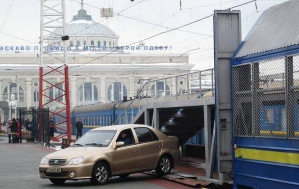 В Украине возобновили работу вагонов-автомобилевозов