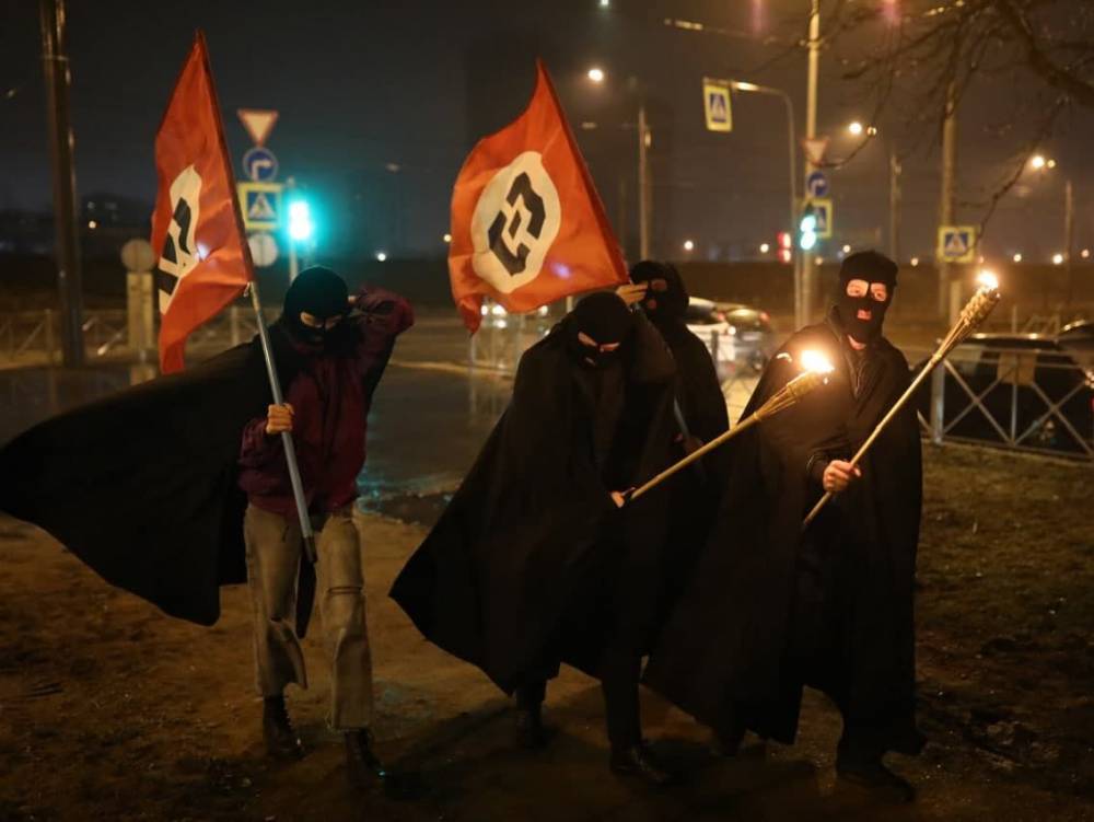 "Настоящее тоталитарное шествие". В России провели акцию против блокировки Twitter с факелами и знаменами "Роскомнадзора"
