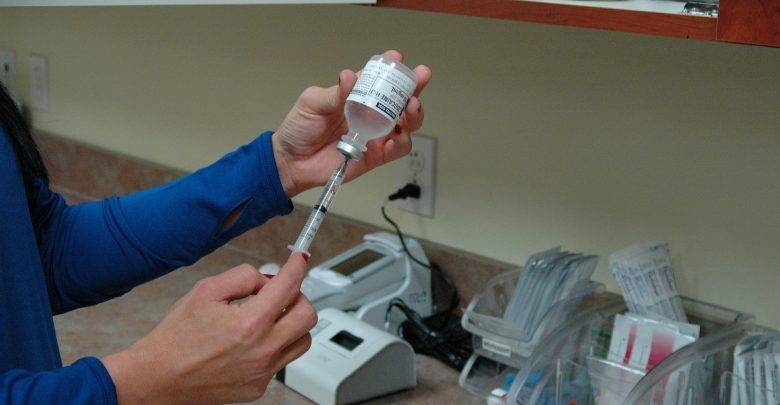 На заводе в США испортили 15 млн доз вакцины от коронавируса