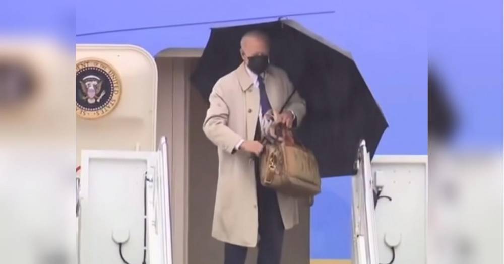 Джо Байден снова споткнулся, поднимаясь по трапу самолета — видео
