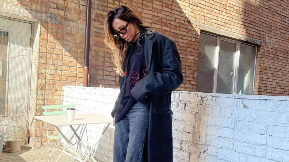 Надя Дорофеева покорила стильным образом в джинсах и пальто: фотосессия на строительстве