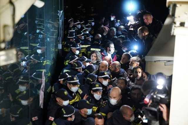 В Тбилиси прошли протесты из-за приехавшего отпраздновать день рождения Познера: отель, где он остановился, забросали яйцами