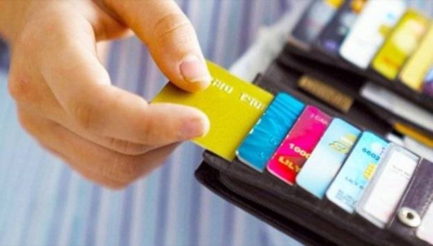 Украинцы стали реже оплачивать картами зарубежный шопинг