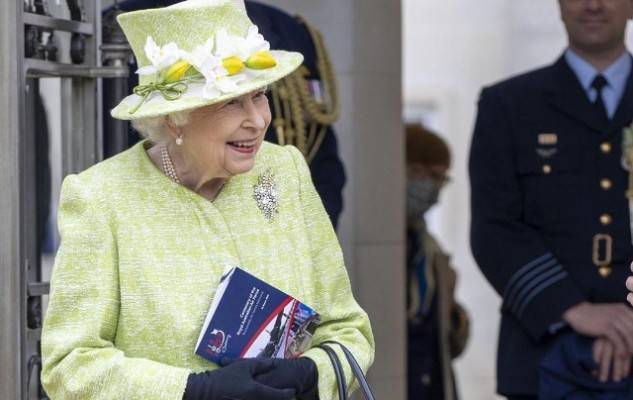 В салатовом пальто и шляпке с цветами: новый выход королевы Елизаветы II (ФОТО)