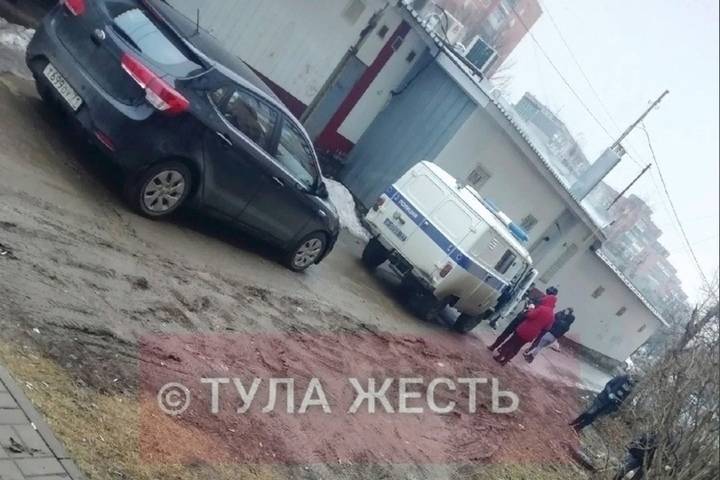 В Туле на улице Кирова мужчина выпал из окна