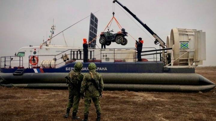 Крымские пограничники получили на вооружение новый катер-амфибию