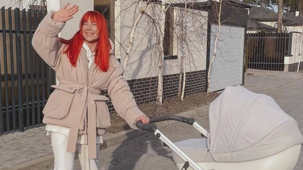 Светлана Тарабарова показала прогулку с дочкой: солнечные кадры