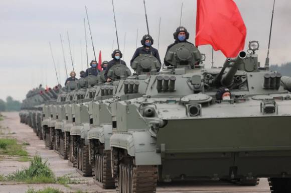 «Папа, будет война?» — ребенок испугался, увидев идущую к Украине колонну БТР армии РФ в Ейске