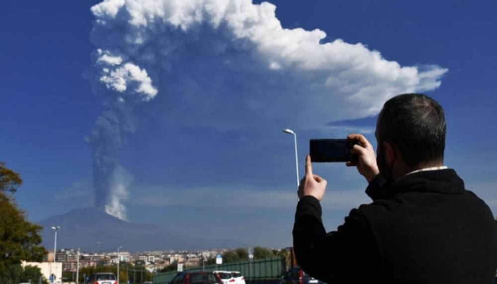 Сицилия в пепле: новая волна извержения вулкана Этна