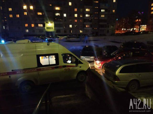 Очевидцы: в Кемерове водитель автомобиля заблокировала проезд скорой помощи