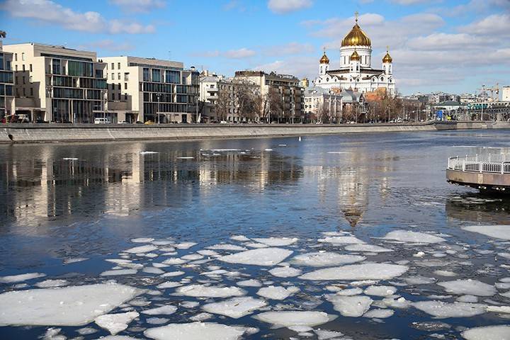 Московские спасатели достали из воды провалившихся под лед мужчину и ребенка