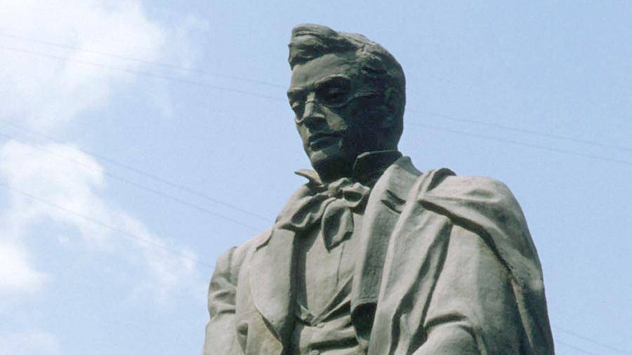 Памятник Грибоедову в Тбилиси осквернили надписью «Россия — зло»
