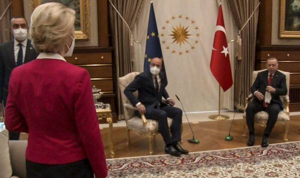На кону деньги и мигранты: как один диван испортил отношения между Турцией и Евросоюзом