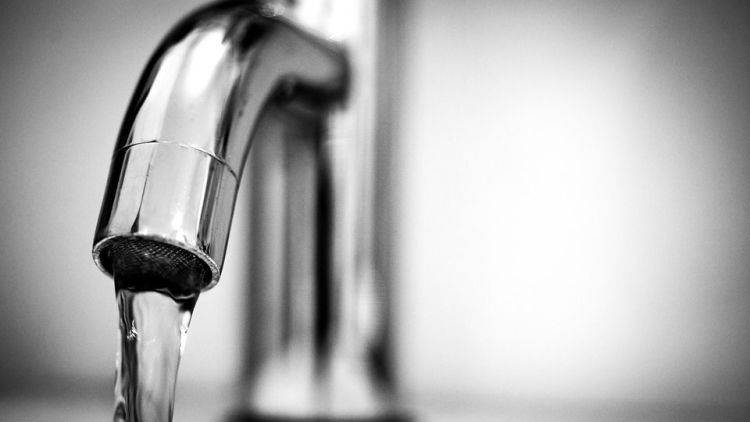 Крымчанам запретили пить воду из крана: где дезинфицируют резервуары