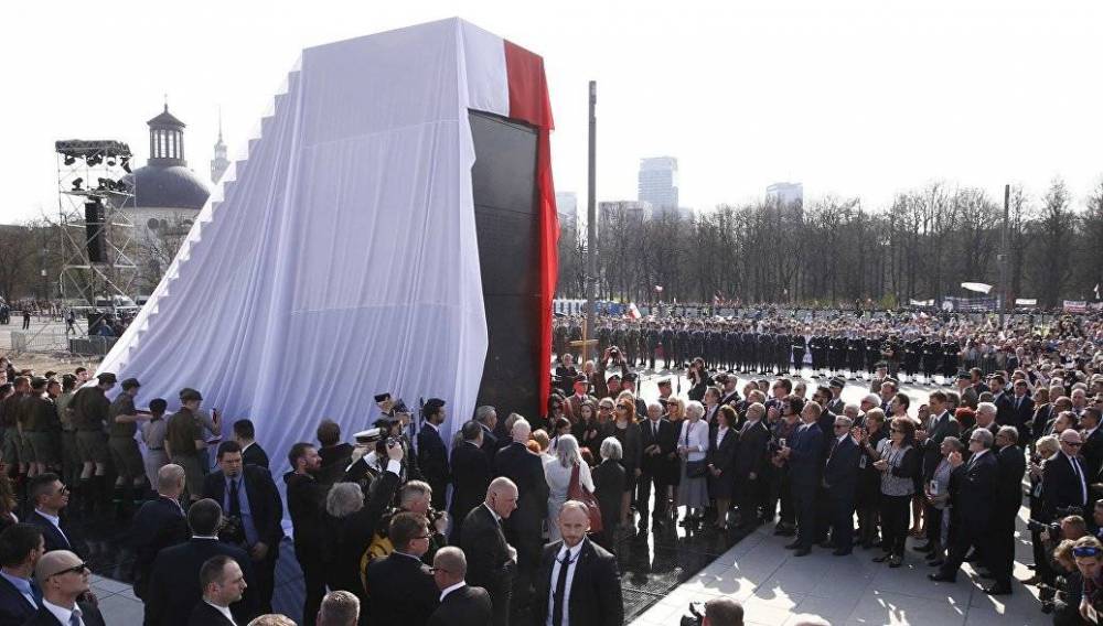 Варшаве у памятников жертвам авиакатастрофы под Смоленском проходит антиправительственный митинг
