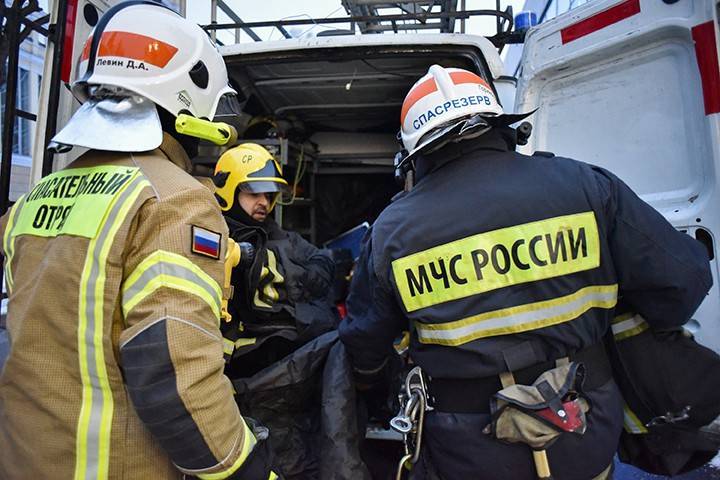 Женщину и двоих детей спасли из горящей квартиры на юго-западе Москвы