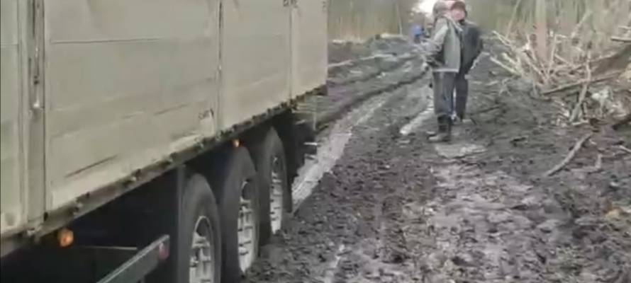 Фуры застряли на размытой объездной дороге в районе Повенца в Карелии (ВИДЕО)