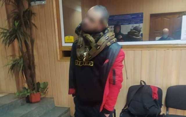 Поліція Києва затримала чоловіка, який п’яним розгулював по вулиці з двома зміями
