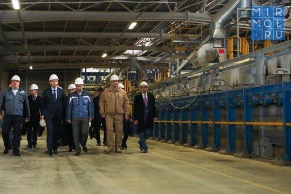 Министр экономического развития РФ Максим Решетников посетил производственные площадки двух заводов в Дагестане
