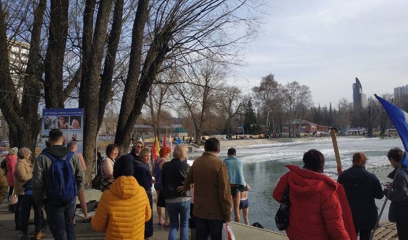 В Уфе проходит суточный марафон по зимнему плаванию в честь 76-летия Великой Победы