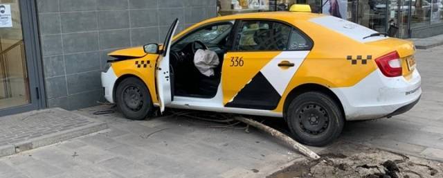 Таксист в Ростове-на-Дону сбил пешехода на тротуаре и врезался в магазин