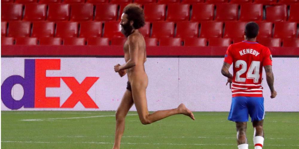 Мужчина, выбежавший голым на поле в матче Лиги Европы, оказался бизнесменом — видео