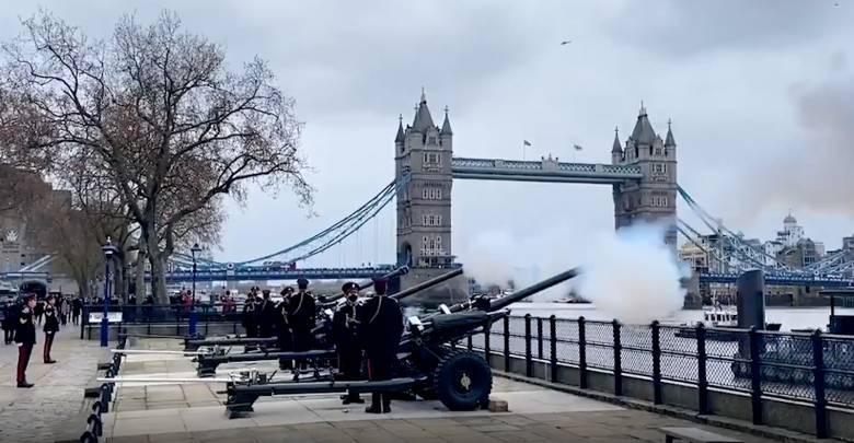 В Великобритании память принца Филиппа почтили оружейными залпами из пушек – видео