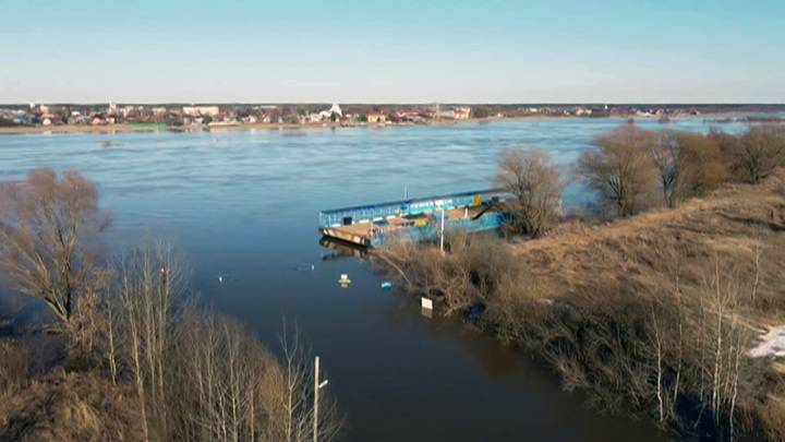 Новости на "России 24". Лед тронулся: мосты уходят под воду