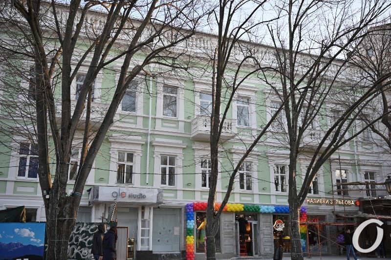 Фотофакт: на Дерибасовской отреставрировали историческое здание