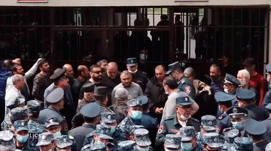 Протестующие перекрыли входы в здание Минобороны Армении