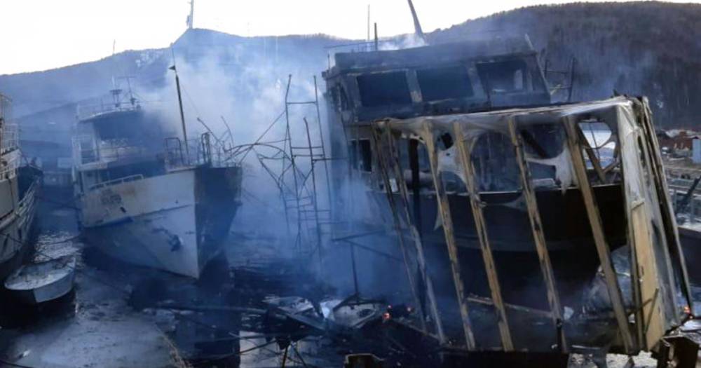 Два катера полностью сгорели в поселке под Иркутском