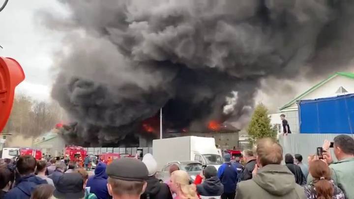 Пожарные Уфы сражаются с огнем, охватившим 1,7 тысяч квадратных метров