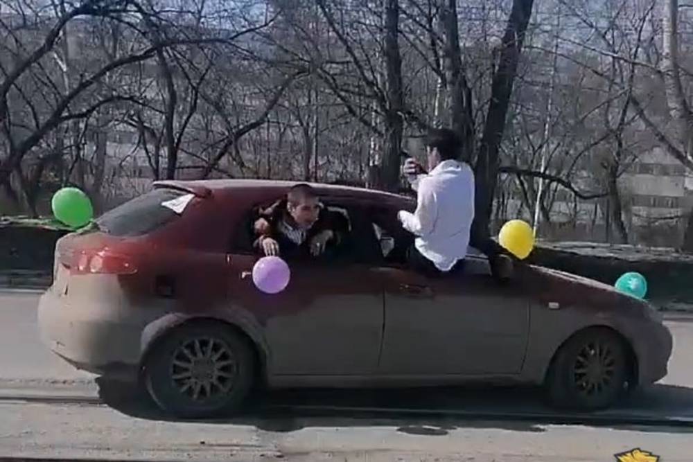 В Новосибирске полиция ищет участников свадебного кортежа с торчащими из окон гостями