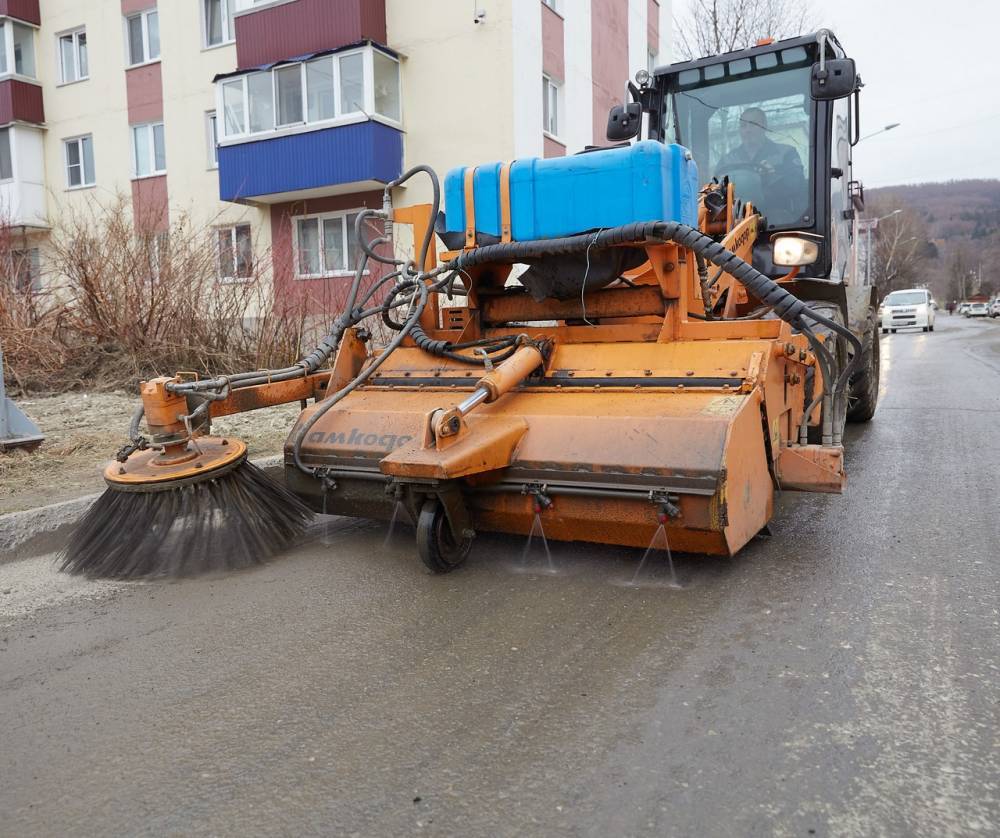 В Южно-Сахалинске чистят внутриквартальные проезды